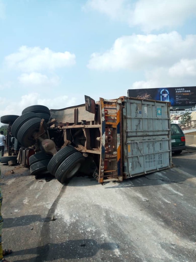 rrslagos767's tweet photo. An accident involving a container laden truck has occured on Odo Iya Alaro Bridge (Maryland-Ojota link Bridge). The injured victims are receiving first aid treatment from men of the RRS while traffic is being handled by @followlastma . #TheGoodGuys https://t.co/jkFuY7vp2O