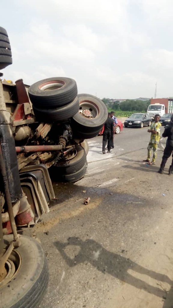 rrslagos767's tweet photo. An accident involving a container laden truck has occured on Odo Iya Alaro Bridge (Maryland-Ojota link Bridge). The injured victims are receiving first aid treatment from men of the RRS while traffic is being handled by @followlastma . #TheGoodGuys https://t.co/jkFuY7vp2O