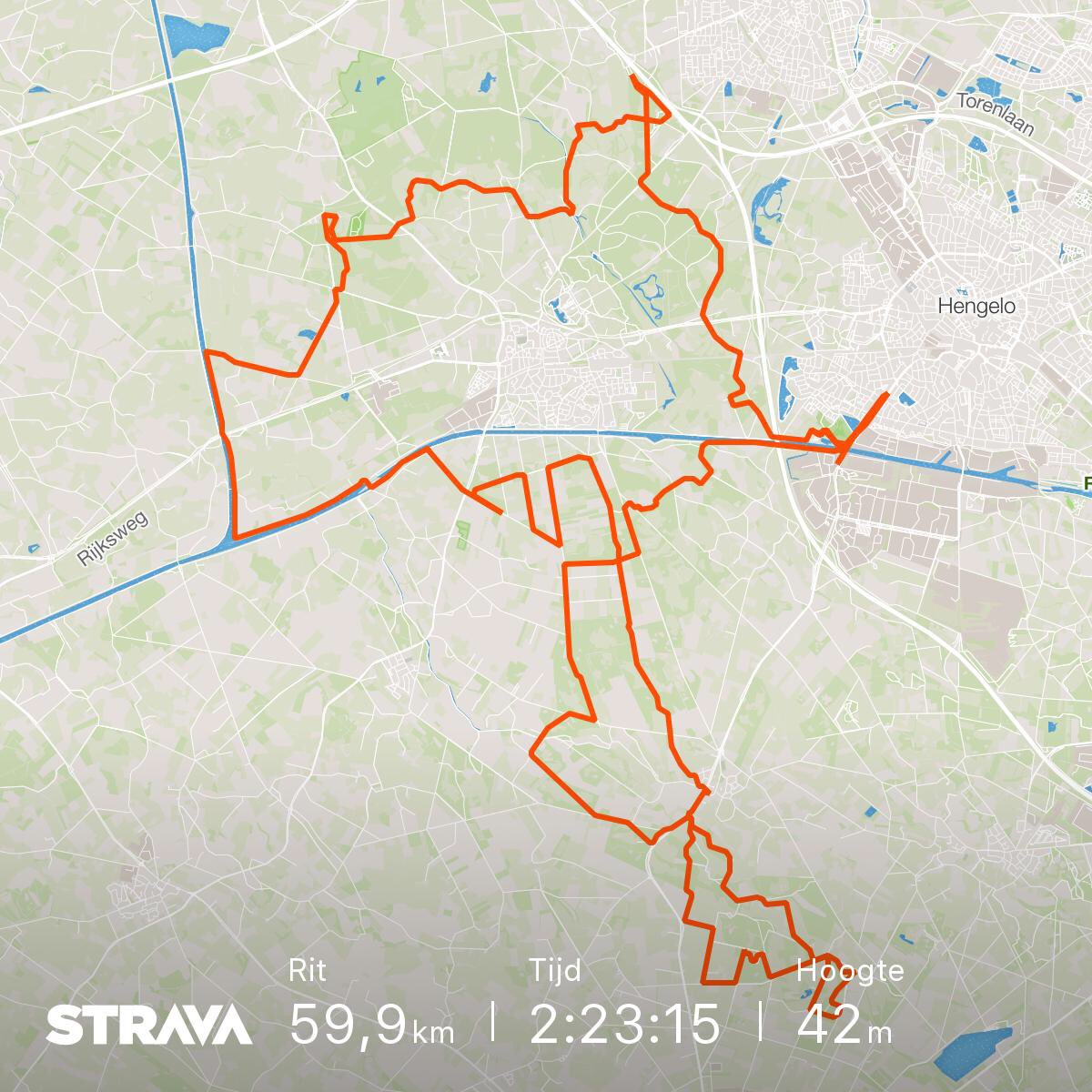 Start om de hoek. Voor het middaguur thuis. Toertocht van ⁦<a href="/RTCHengelo/">RTC Hengelo</a>⁩. Nog steeds droog in het bos. Kracht in de benen keert langzaam terug. #jaarsmaendeboertocht #rtchengelo #mtb #mijntoertocht #strava 
strava.com/activities/198…