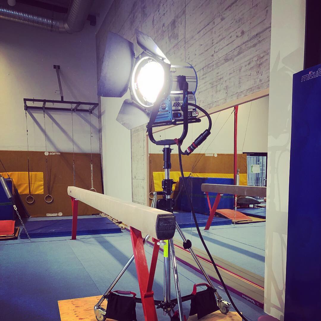 inzwischenzeit's tweet photo. Ein paar Bilder von unserem #Dreh für @instagram. Wir haben Turnerinnen und Athletinnen in #Superzeitlupe gefilmt. #jumphigh  #Filmproduktion #Werbefilme #slowmotion #phantomcam #arri #setlive #Filmproduktion #1500fps https://t.co/xA11pn8krj