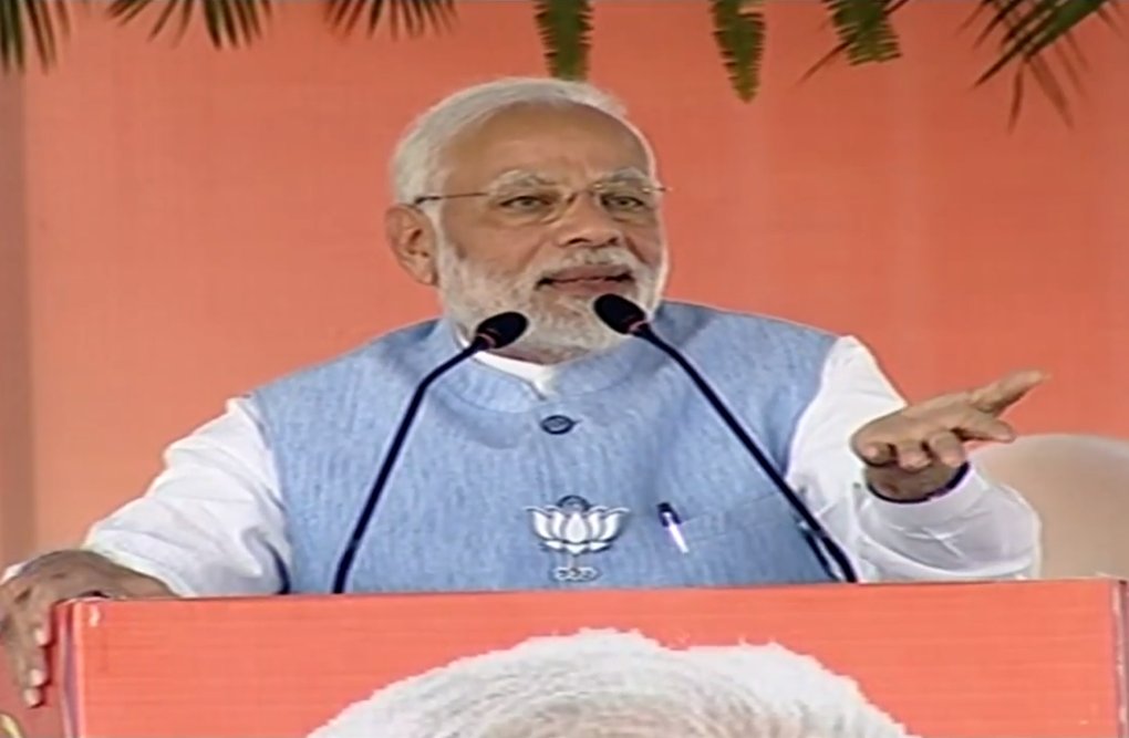 BJP4India's tweet image. मेरी मां को गाली देने से कुछ फायदा नहीं हुआ तो कांग्रेस पार्टी आज मेरे पिता जी को जो 30 साल पहले इस दुनिया को छोड़कर चले गये उनको भी चुनाव में घसीटने लगी है : पीएम मोदी #ModiSangMP