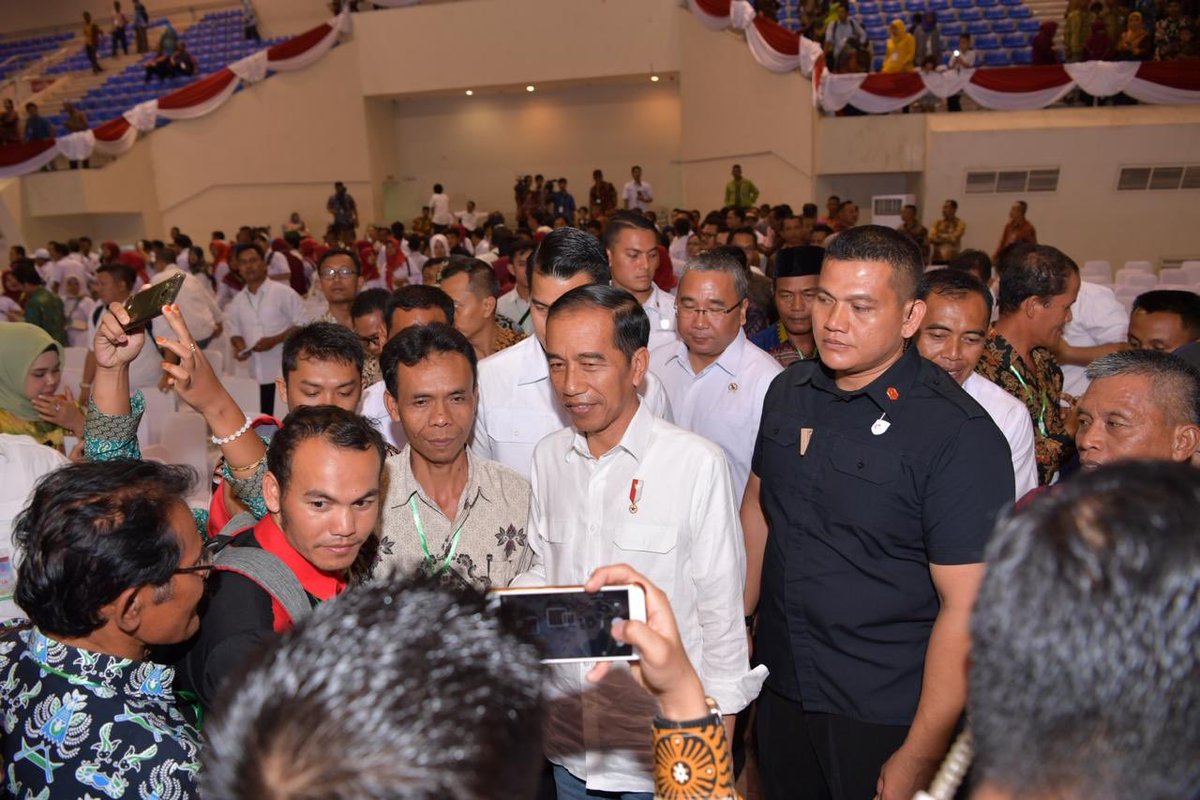 EkoSandjojo's tweet photo. Pertemuan Presiden Jokowi dengan Pendamping dan Kepala Desa di Sumatera Selatan. Tahun depan untuk lebih memajukan desa akan ada pendamping dan aparat desa yang akan dikorim belajar di luar negeri https://t.co/0zdjkiVQFO
