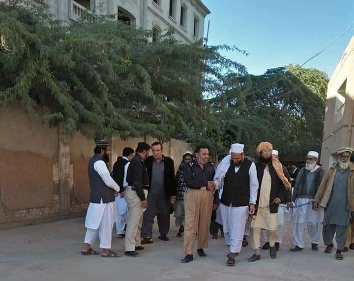 NamlaSZ's tweet photo. پنجاب یونیورسٹی کے ایک استاد کو ہتھکڑیاں ڈالی گئی تو بہت شور مچا کہ اساتذہ کی نے حرمتی کی جا رہی ہے۔
یہ ڈیرہ اسماعیل خان کے ایک شیخ الحدیث کو ہتھکڑیاں ڈال کر گرفتار کیا گیا۔ اب کون بولے گا؟

نوٹ: ان کا تعلق ٹی ایل پی سے نہیں ہے۔ https://t.co/75CTh9H8De
