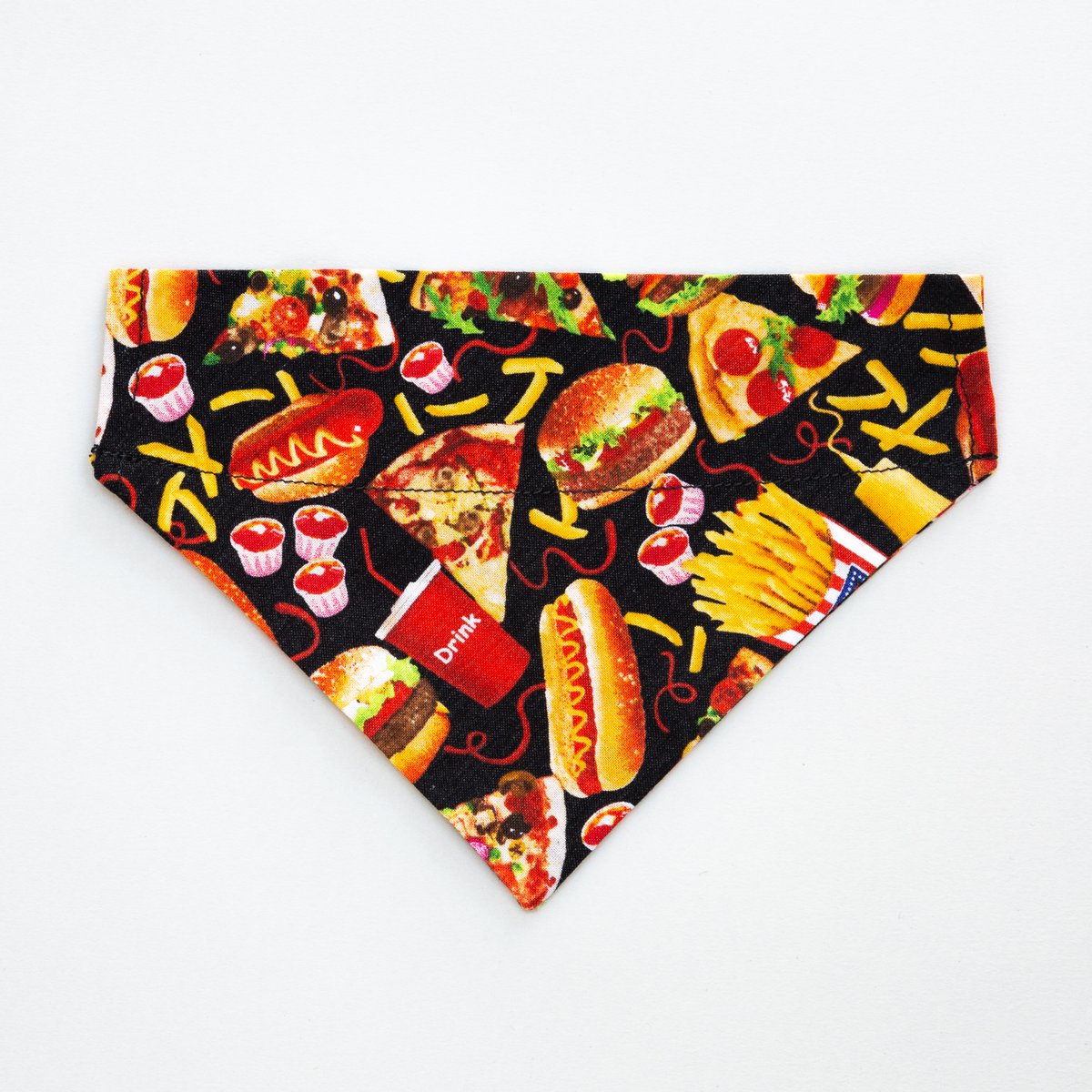 Barney looks like he could get up to all sorts of mischief in our Fast Food Bandana 🍟 🍔 Thank you for shopping with us and for sharing! 🐾 Grab one of our bandanas for your furry friend at our shop: ow.ly/RVuX30mHOyC