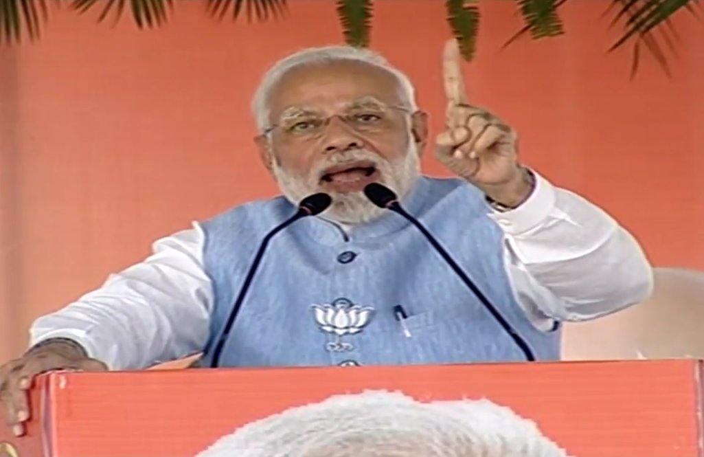 BJP4India's tweet image. दिग्गी राजा को देखते ही उनके कुशासन की सारी कथा सामने आ जाती है और लोगों का गुस्सा उमड़ पड़ता है इसीलिए कांग्रेस पार्टी ने अपने 55 कुशासन को छिपाने के लिए उस समय के नेताओं को पर्दे के पीछे कर दिया है : पीएम मोदी - लाइव सुनें 9345014501 पर #ModiSangMP