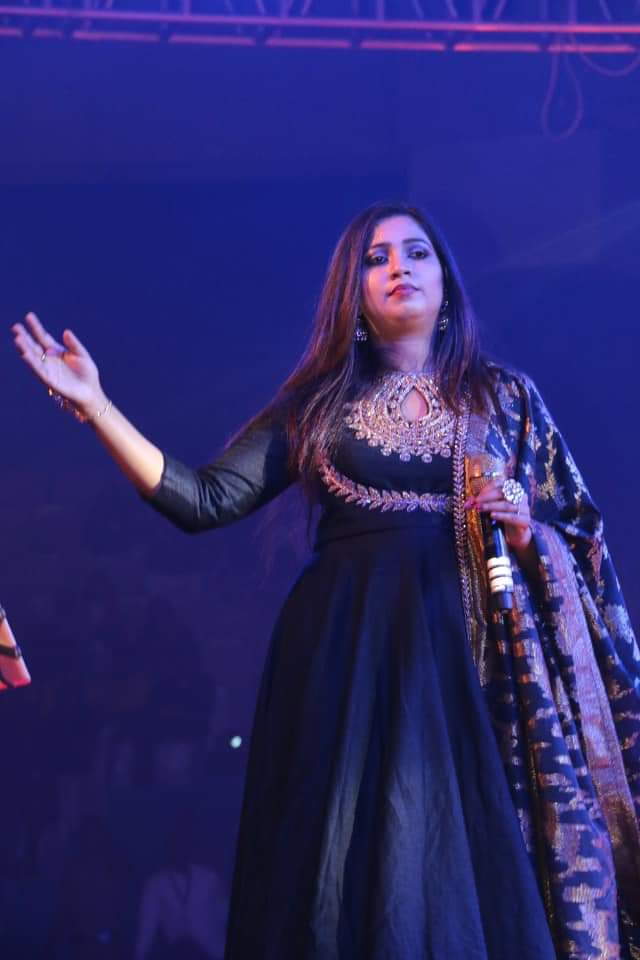SonaSsg's tweet photo. *EXCLUSIVE CLICKS*(SET-7)
Some iconic moments! 😍
The Nightingale of India @shreyaghoshal enthralling #Nagpur at Indoor stadium Mankapur on #79thIRC by her electrifying performance on #23nov18! 😍
The voice of Serenity... 
#ShreyaghoshalliveinConcert 
#SGmagic on the floor! https://t.co/wjZNnjWT3A