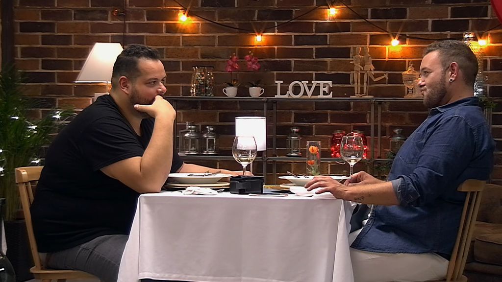 firstdates_tv's tweet photo. ¿¡Compartir un ex!? 😱 #FirstDates772 https://t.co/ZF8OnKFeSp https://t.co/XgFQ8bxlRi