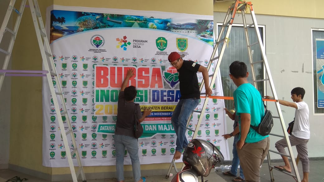 RinaD2T1's tweet photo. Persiapan Bursa Inovasi Desa 2018 Kabupaten Berau 26 November 2018, Gedung Graha Pemuda Tanjung Redeb Berau 👍👍 #BursaInovasiDesa #BID2018 #P3MDBERAU #P3MDKALTIM #TPPIBERAU #Kemendesa #ProgramInovasiDesa #PID2018 https://t.co/4gjRHeYe9J