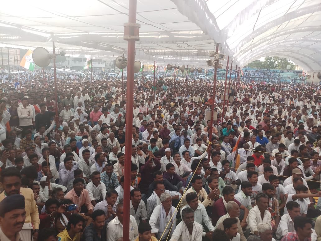 INCMP's tweet photo. प्रदेश कांग्रेस अध्यक्ष मान. कमलनाथ जी ने छिंदवाडा जिले के पांढुर्ना में विशाल जनसभा को संबोधित किया।

जहाँ तक नज़र जाती है,
बस कांग्रेस नज़र आती है।

—कमजोर हृदय वाले भाजपाई इन तस्वीरों से दूर रहें। https://t.co/m67IqKkXyb