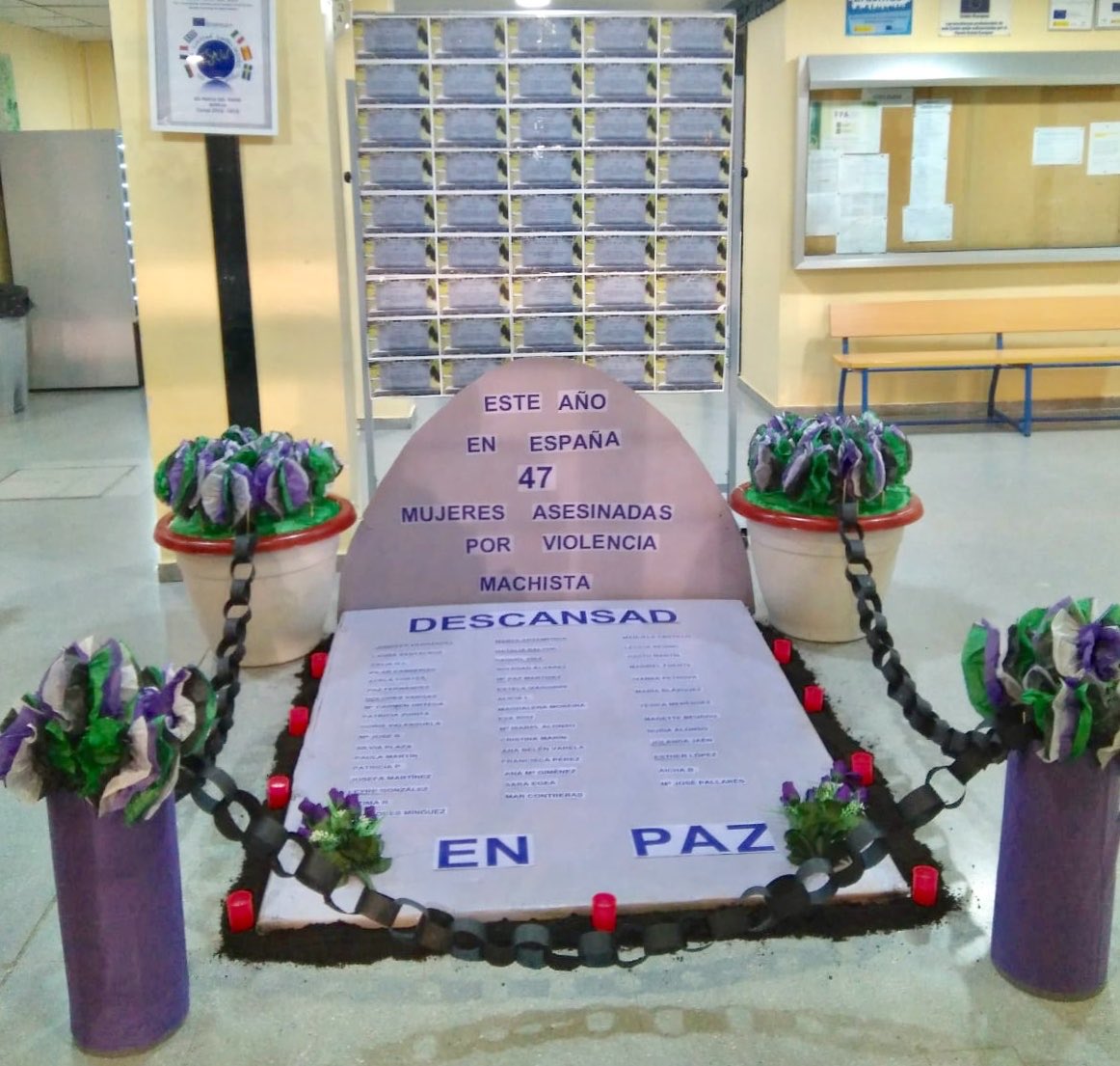 iespdv's tweet photo. En el hall de #IESPuntaDelVerde recordamos a las 47 mujeres asesinadas por la violencia machista en 2018 .
Es una instalación impactante con la que invitamos a la reflexión y al recuerdo.
#NiUnaMenos #25denoviembre #LaTumbaDelPunta
#diacontralaviolenciadegenero https://t.co/nOK3A4eQPS