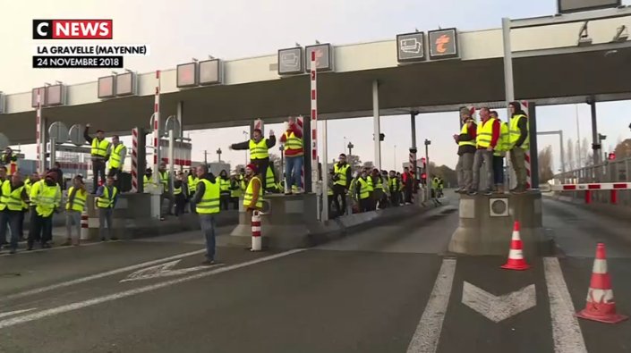 Protests in France - barricades rised in Paris - Page 2 Ds19oQxXcAAE7jd