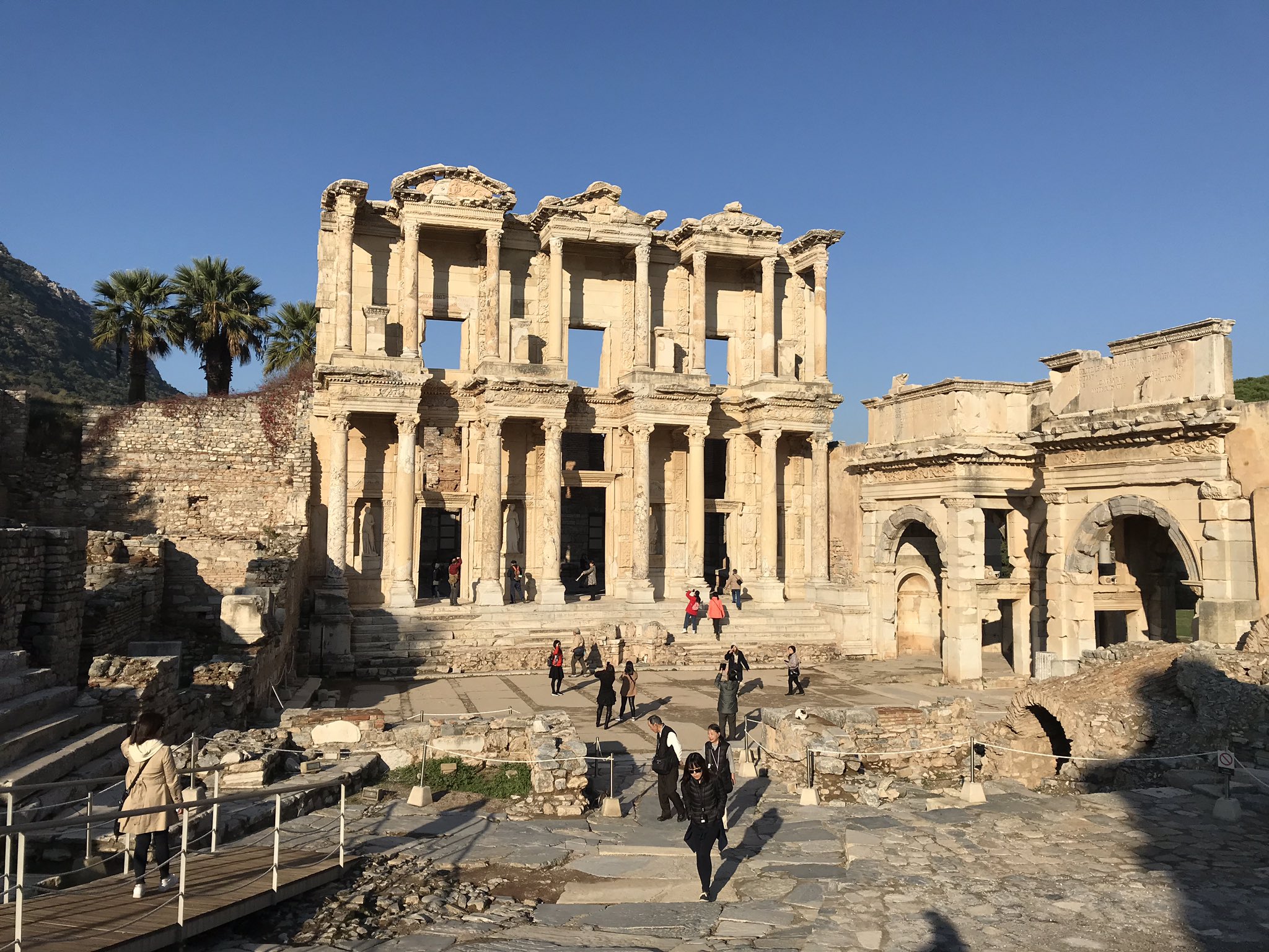 Ayako 一昨日トルコに到着して古代ローマ ギリシャ時代の遺跡を散策中 写真左から エフェソス遺跡 ケルスス図書館 エフェソス遺跡 ハーバー通り アルテミス神殿 柱のみ アフロディシアス遺跡 スタジアム Ayako 一昨日トルコに到着して古代ローマ ギリシャ時代の遺跡を散策中 写真左から エフェソス遺跡 ケルスス図書館 エフェソス遺跡 ハーバー通り アルテミス神殿 柱のみ アフロディシアス遺跡 スタジアム