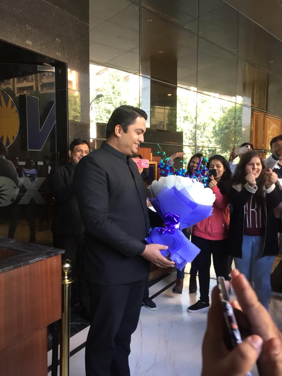 bangtan_india's tweet photo. We Successfully distributed banners at 9AM Nehru Place show, Delhi! And also gifted a bouquet to the Delhi @INOXMovies manager!

More updates soon! Tag us if you recieved it ☺💜

Thank-you so much INOX (@INOXSupport) for making it possible to watch @BTS_twt #BurnTheStageAtINOX https://t.co/QCSBYbfPR9