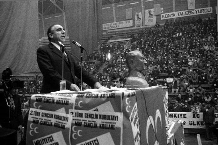 HarunSamet7's tweet photo. Bizler Atatürk sevgisini; Moskova'da şarkı yazıp , Küba'da puro içip , Filistin'de terör eğitimi alan sosyalistlerden değil. Okulunda Atatürk resmini indiren İngiliz öğretmeni camdan aşağı atan Başbuğumuz Alparslan Türkeş'den öğrendik. #AlparslanTÜRKEŞ https://t.co/Wu9JMhxMu5