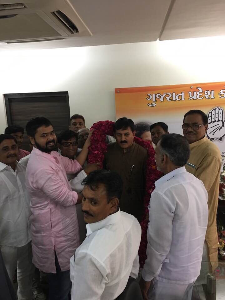vishal09solanki's tweet photo. A very happy birthday to former president of Gujarat Congress, Former union railway minister, power minister, senior leader of congress party Shri @BharatSolankee ji.. may god give u good health happiness and success always.. 
#HappyBirthdayBharatSinhjiSolanki https://t.co/1eJvQyi1Ug