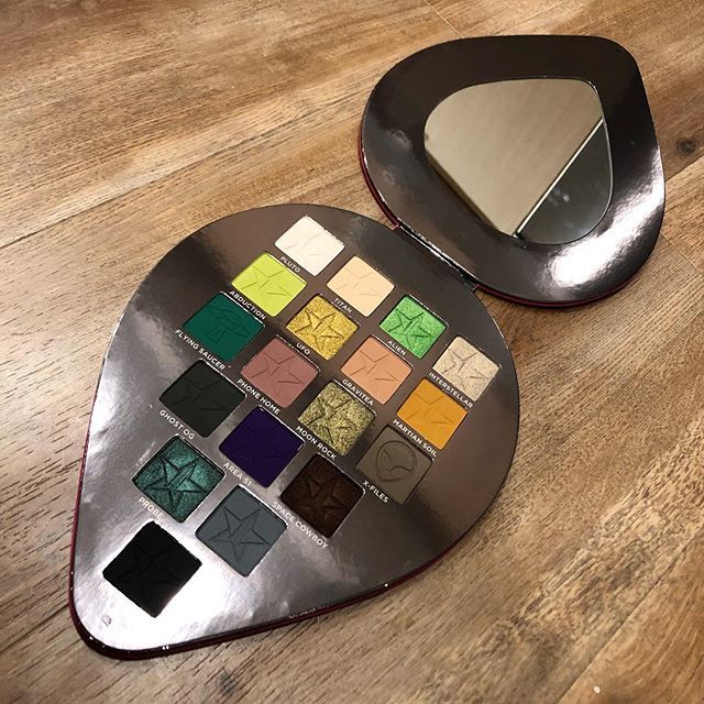 doyouevenknit's tweet photo. this is one of the most talked about palettes for this holiday season 👽👽 the colors are absolutely amazing irl and so far, I played with phone home, area 51, black hole and titan. area 51 is more or a “pack-it-on” kind of color but the payoff is ther… https://t.co/hRllALYKfY https://t.co/IXvTzeoIGe