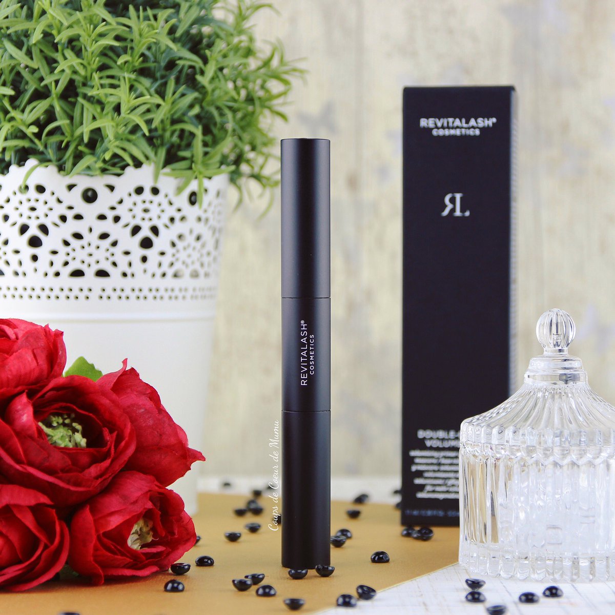 coupscoeurmumu's tweet photo. Coucou ! Je suis très heureuse de pouvoir tester ce Mascara Duo Volumisant de @revitalashfr grâce à @Monvanityideal ! 😍 Le connaissez-vous ? Je vous en parle très bientôt sur mon Blog ! 😉 Bon dimanche à tous ! 😘 #produitoffert #monvanityideal #revitalash #doubleendedvolumeset https://t.co/8oygqLYZML