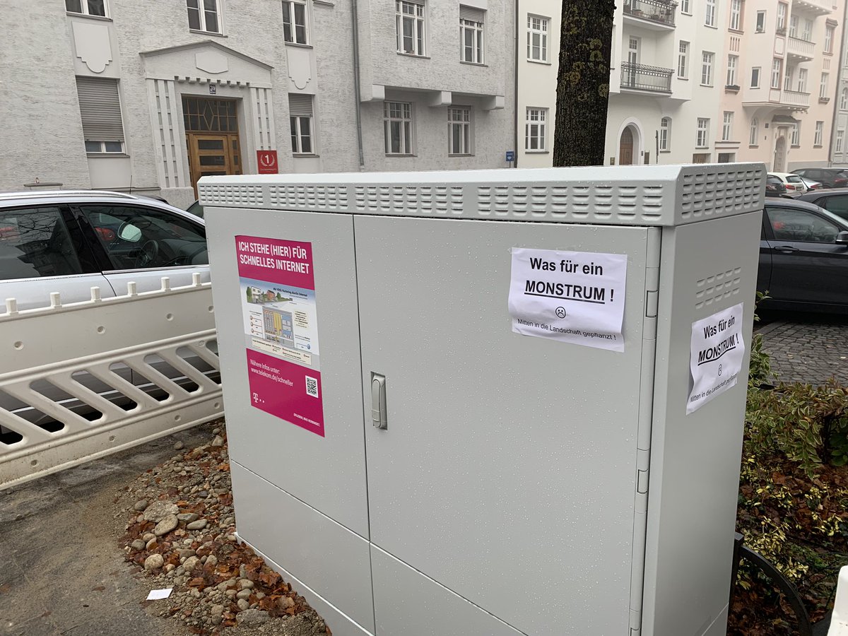 IsarSatz's tweet photo. So fühlt es wahrscheinlich an grün zu wählen: Man ist für Weihnachten und gleichzeitig gegen den Advent. Die Landschaft ist übrigens mitten in #München. #BayernDigital? https://t.co/3uU9CKmif2