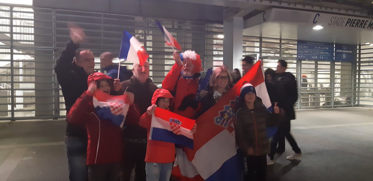 Fwee82's tweet photo. #UnVraiSupporterCest un supporter qui aime les autres supporters 😍🎾😍 Tennis fans are the best 👏🏾👏🏾👏🏾  France 🇫🇷 -
Croatia 🇭🇷, Davis Cup final ! #wearetennis #wearetennisfanacademy #TousEnBleu https://t.co/QojbYHipS6