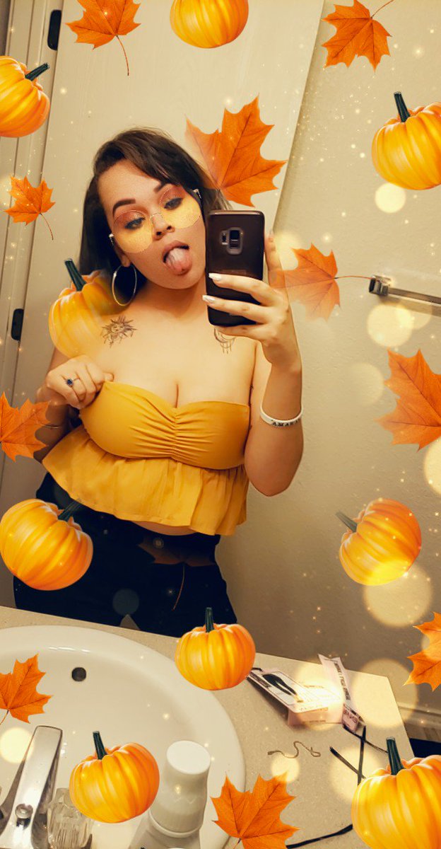 alexissstx's tweet photo. I bought a crop top and my titties weren't having it. One jump and they were out.. but I took pictures before I returned it. 🤷🏽‍♀️ https://t.co/eCxbCUxdwh
