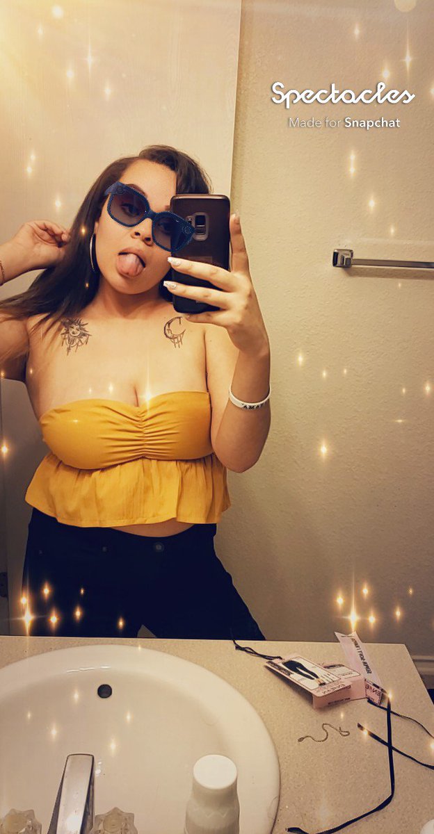 alexissstx's tweet photo. I bought a crop top and my titties weren't having it. One jump and they were out.. but I took pictures before I returned it. 🤷🏽‍♀️ https://t.co/eCxbCUxdwh