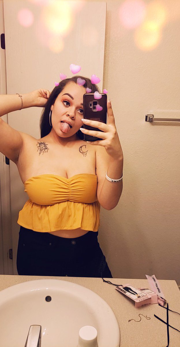 alexissstx's tweet photo. I bought a crop top and my titties weren't having it. One jump and they were out.. but I took pictures before I returned it. 🤷🏽‍♀️ https://t.co/eCxbCUxdwh