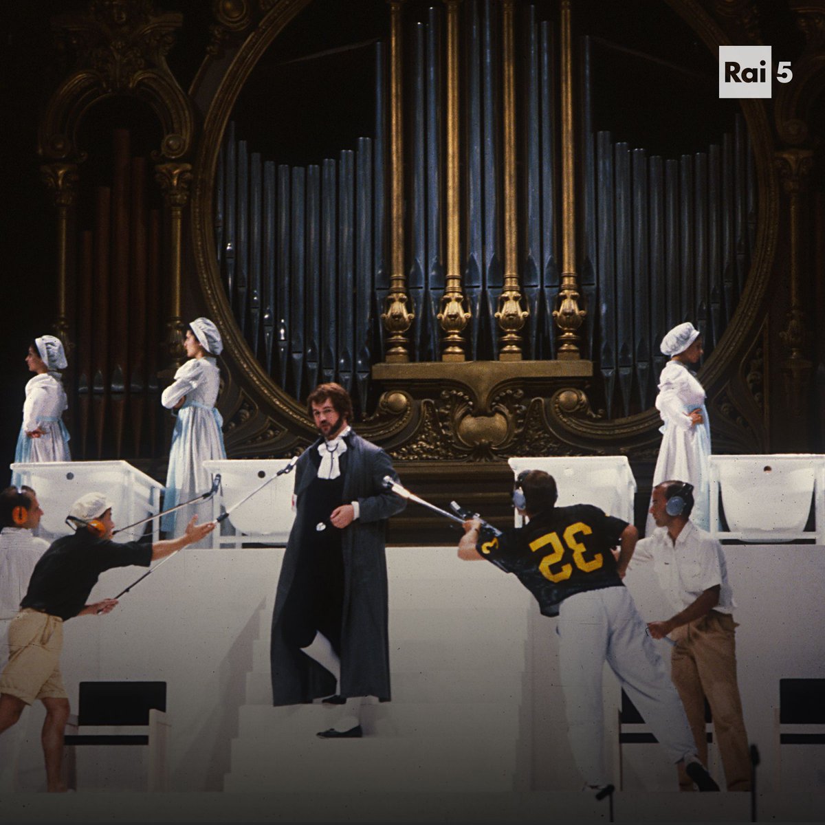 raicinque's tweet photo. Alle 10.10 “Il viaggio a Reims” di Gioachino Rossini. Torna sullo schermo la storica produzione rappresentata in prima mondiale assoluta al @Rof_Pesaro nel 1984 con la memorabile direzione musicale di Claudio Abbado, la regia di Luca Ronconi e i costumi di Gas Aulenti. https://t.co/Xm9sCMh0B4