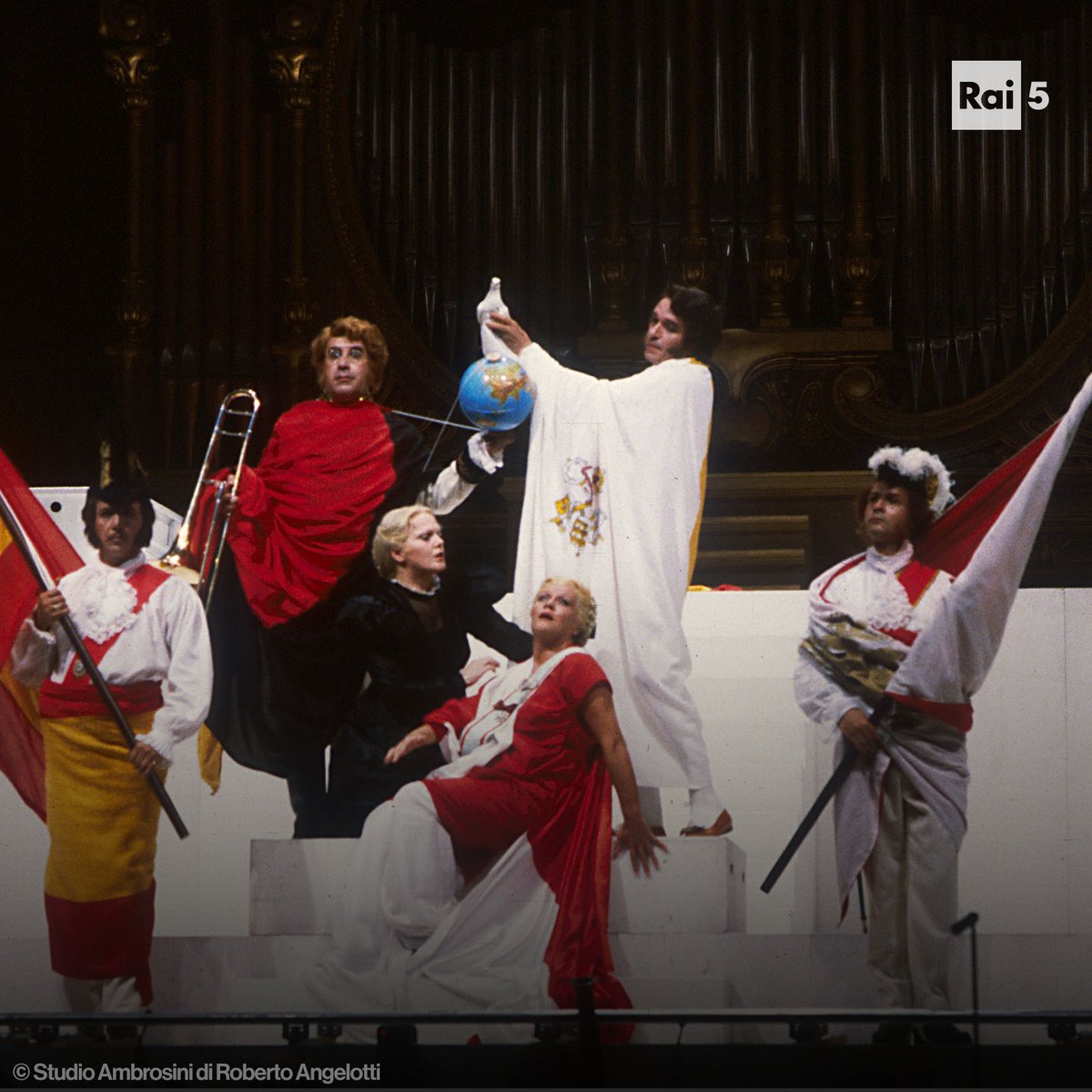 raicinque's tweet photo. Alle 10.10 “Il viaggio a Reims” di Gioachino Rossini. Torna sullo schermo la storica produzione rappresentata in prima mondiale assoluta al @Rof_Pesaro nel 1984 con la memorabile direzione musicale di Claudio Abbado, la regia di Luca Ronconi e i costumi di Gas Aulenti. https://t.co/Xm9sCMh0B4