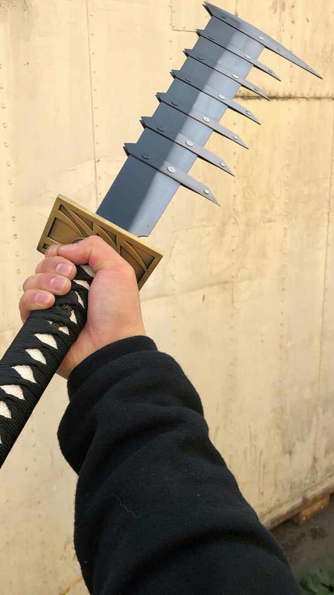 Animafiaa's tweet photo. What's the name of this sword? #bleach #anime https://t.co/8vckdTaOR3