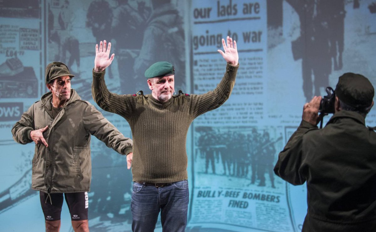 #LasMalvinas, a pie de trinchera; por Javier Vallejo. La función dirigida por <a href="/lolaariasworks/">Lola Arias</a> cautiva por la llana humanidad de sus intérpretes, excombatientes de ambos bandos. Hoy última en <a href="/TeatrosCanal/">Teatros del Canal ▪️ Comunidad de Madrid</a> elpais.com/cultura/2018/1… <a href="/babelia_elpais/">Babelia</a>🎭 #Minefield