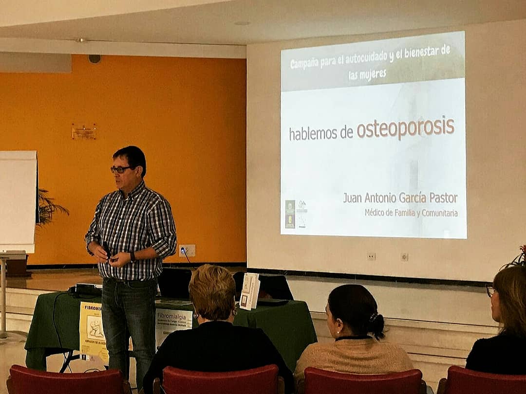 JAGarciaPastor's tweet photo. .
Hablemos de #Osteoporosis con el objetivo que seamos más #PacientesActivos en su #Prevención

Empecemos desde mañana mismo a tener un aporte adecuado de #Calcio y #VitaminaD, #NoFumar, #ActividadFísica y #PrevenciónCaídas

@AytoGaldar
@igualdadGC

https://t.co/LvS1bGoaSn
. https://t.co/kNjXIPVF1t