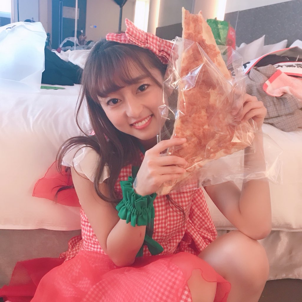 t25_momoka's tweet photo. 今日のステージおわりました!
残すはあと1日😭💦
皆さん盛り上げてくれて
ありがとう〜〜〜︎︎☺︎♡♡
お昼ごはんはおっきいパン!
おいしかったよ〜!
#とちおとめ25
#ITF2018 https://t.co/gGuFJRGfUD