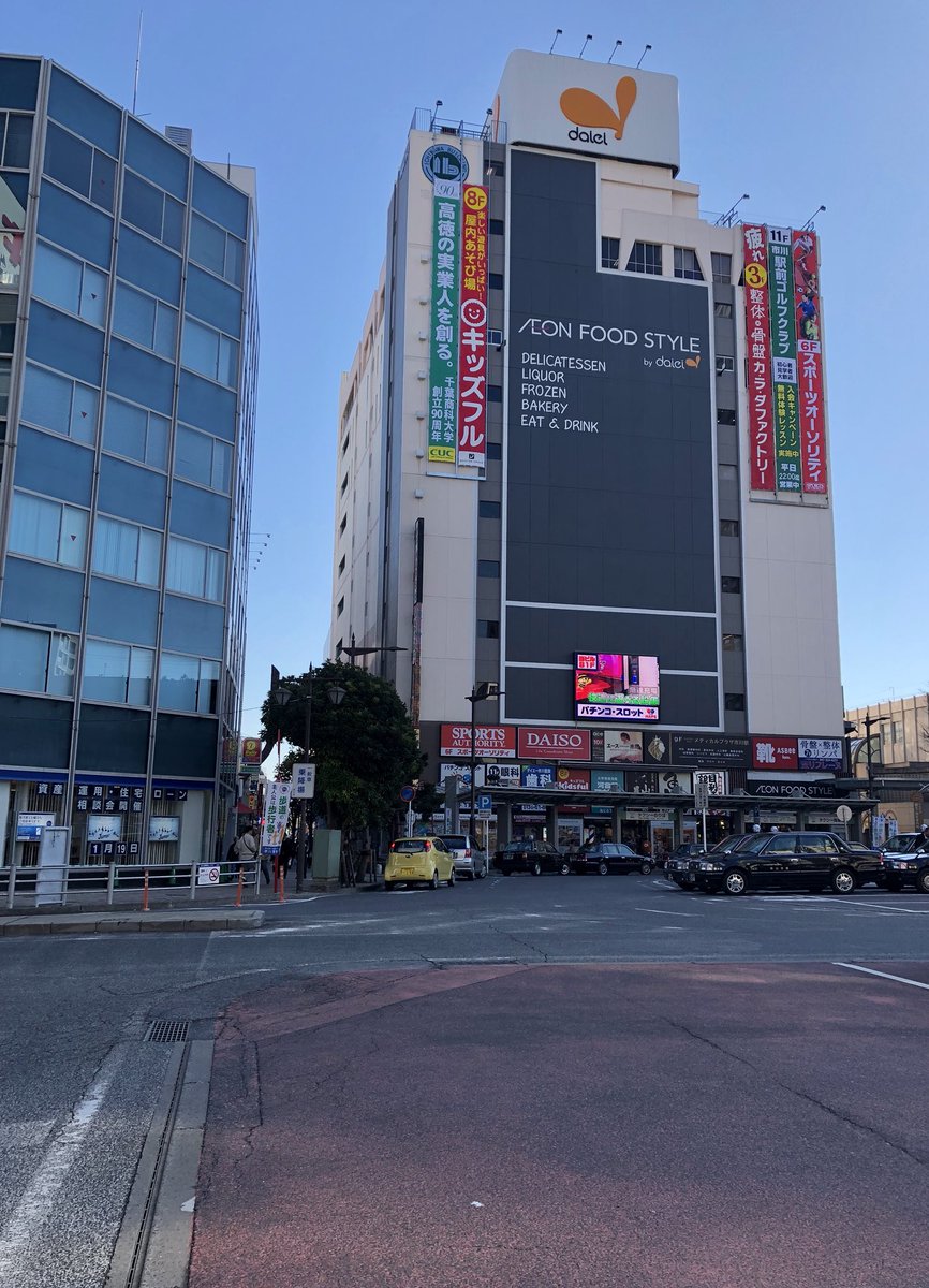 千葉県本八幡市 公式 Jr総武線市川駅北口ロータリー これは1963年頃と18年現在の同じ場所を撮影した比較写真 いまダイエーのある市川ビルの所には終戦直後からマーケットと呼ばれる 闇市が開かれた そして闇市の名残を残す商店会地図 うなぎ店尾張屋と