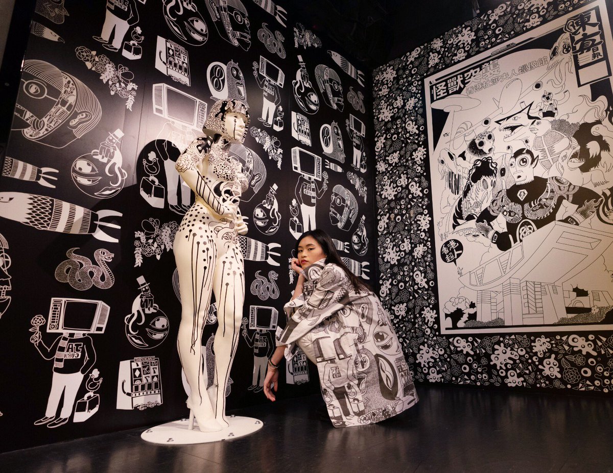 TussaudsHK's tweet photo. ⚫⚪ An up-close experience with the world-exclusive illustrated figure of Lady Gaga and several paintings by Jan Curious are now opened. Don't forget to wear the playful black-and-white jacket and take a good picture! 📸
#JanCurious #ladygaga https://t.co/YyIfqxvpD3