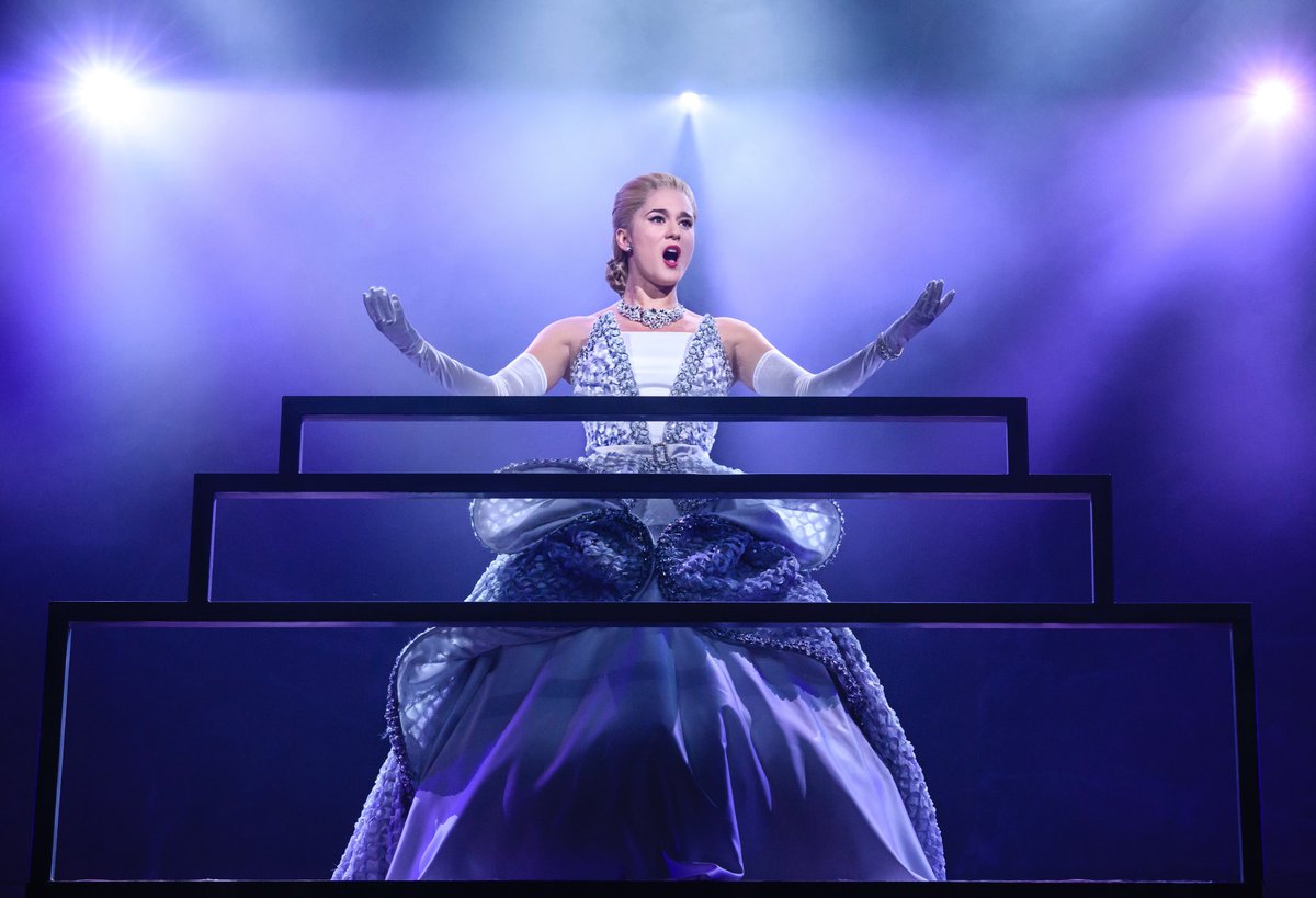 Vandaag heb ik mijn première  als Evita 🥰
‘I have but one thing that counts, and it is in my heart; it burns in my soul, it aches in my flesh, and it ignites my nerves: that is my love for you the people and Peròn’ ⭐️~Evita~ ⭐️