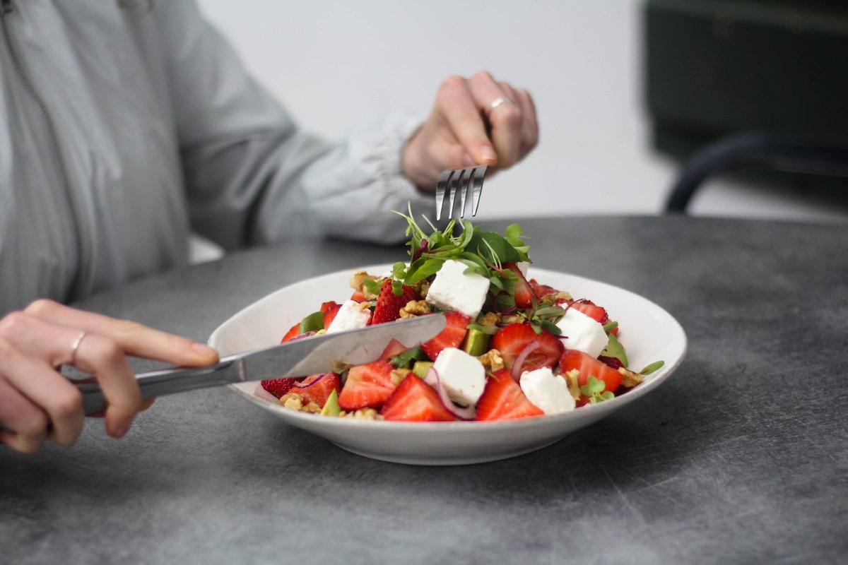 Summer with every bite.  We're making it real easy to enjoy a healthy, flavour-packed lunch.  How about a salad bowl of strawberries, avocado, red onions, rocket, walnuts and feta?

#DeWarenMarkt