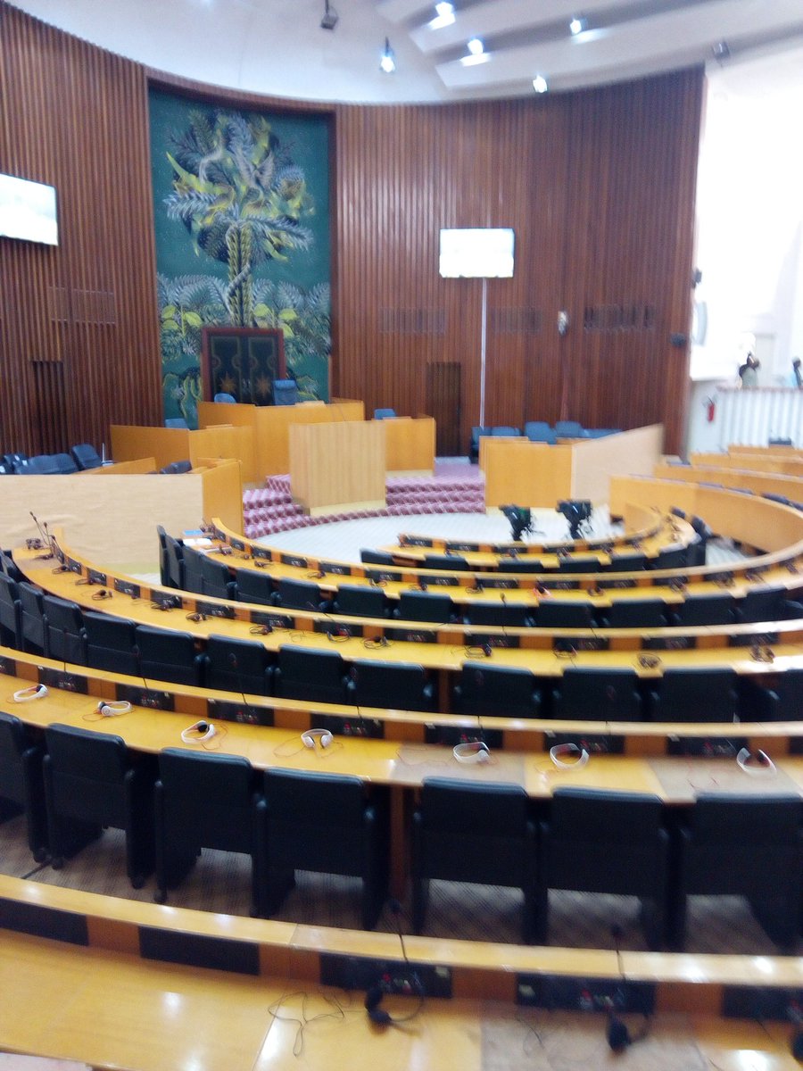 PencumR's tweet image. La pleniere aurait du commencer a 9h. Aucun depute n'est encore present. #session2018-2019