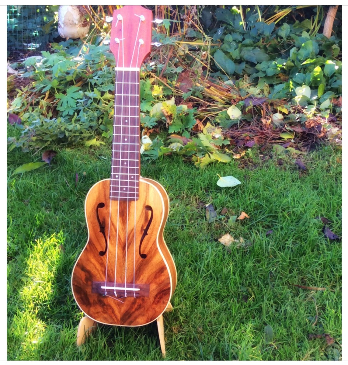 pmansellukulele's tweet photo. Terry from Tewin Ukulele's recently purchased my book 'Classical Uke' and we got chatting. Have a look at one of the stunning ukulele's that he's made. #tewinukulele #ukulele #classicaluke https://t.co/7EHQceFJq0