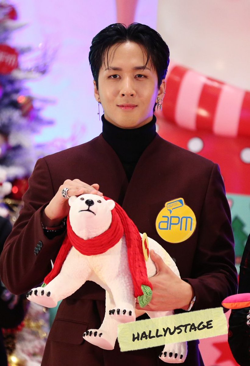 Hallyustage's tweet photo. 181125 Ravi said he usually doesn't plan for Christmas, but wants to stay in a warm indoor place, compose songs while drinking red wine.
#라비 #RAVIinHK #VIXX #빅스 https://t.co/4h7Osl4WBw