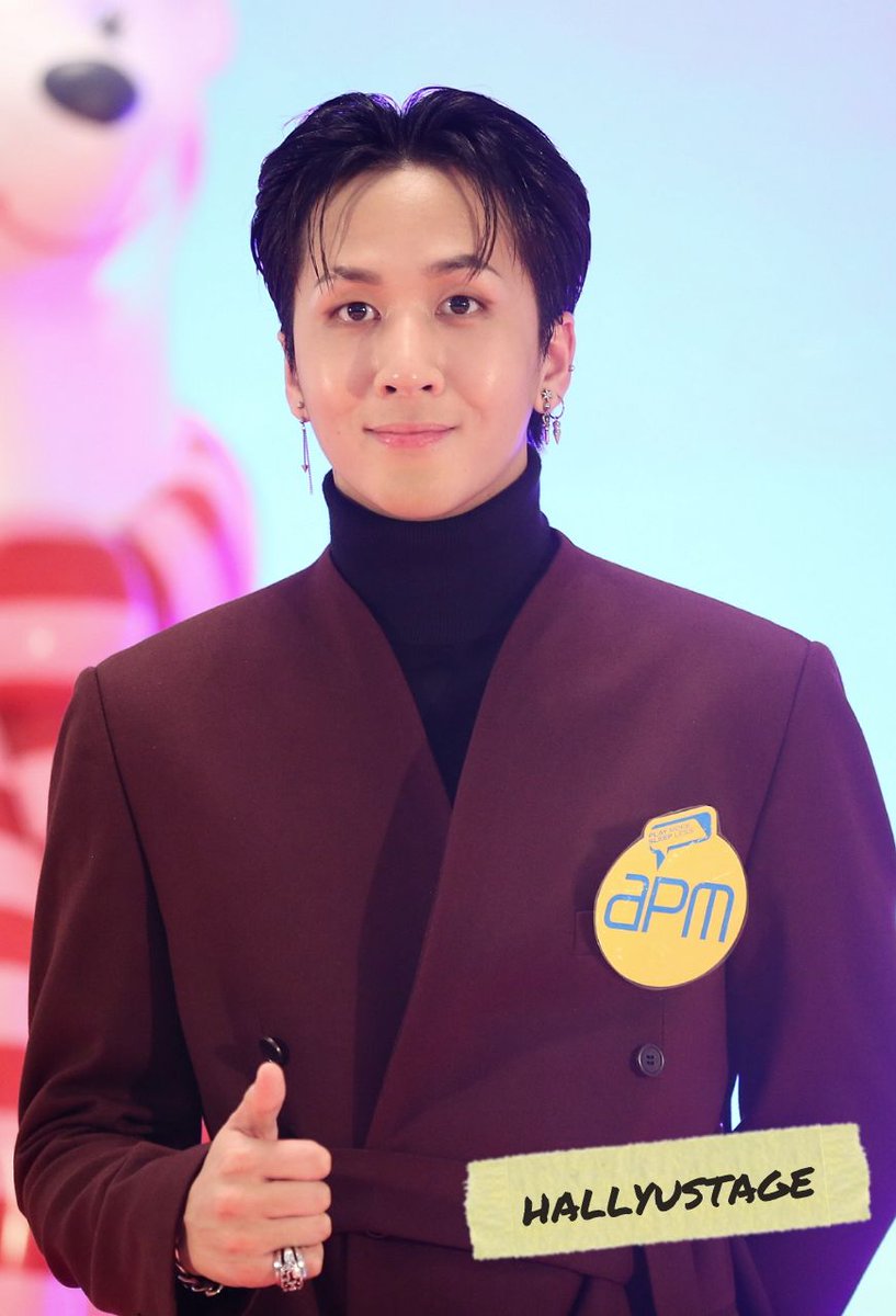 181125 Ravi said he usually doesn't plan for Christmas, but wants to stay in a warm indoor place, compose songs while drinking red wine.
#라비 #RAVIinHK #VIXX #빅스