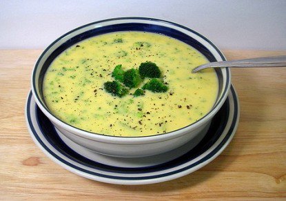 شوربة البروكولي
 سخني زيت الزيتون في قدر على نار متوسطة ثم أضيفي البصل والثوم حتى يطرى.
أضيفي البروكلي والبطاطس ومرق الدجاج و اتركيه حتى يغلي ثم خففي النار واتركيها لمدة 15 دقيقة حتى تنضج المكونات
اخلطي الشورية في الخلاط حتى تصبح ناعمه و أعيديها للقدر وسخنيها
وقدميها ساخنة