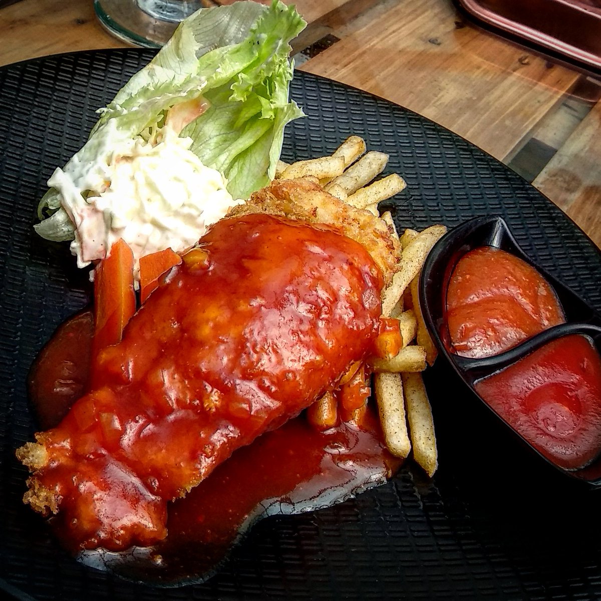 Chicken Cordon Blue.
.
Saladnya fresh, french fries proporsional, sauce asam manis enak, bumbunya cukup kuat terasa. Harga worth it lah.
.
.
#latelunch #weekend #chickencordonbleu #daynnite #bandung #kuliner #pramestha #dagogiri #pergikuliner #foodgasm #foodporn #foodart
