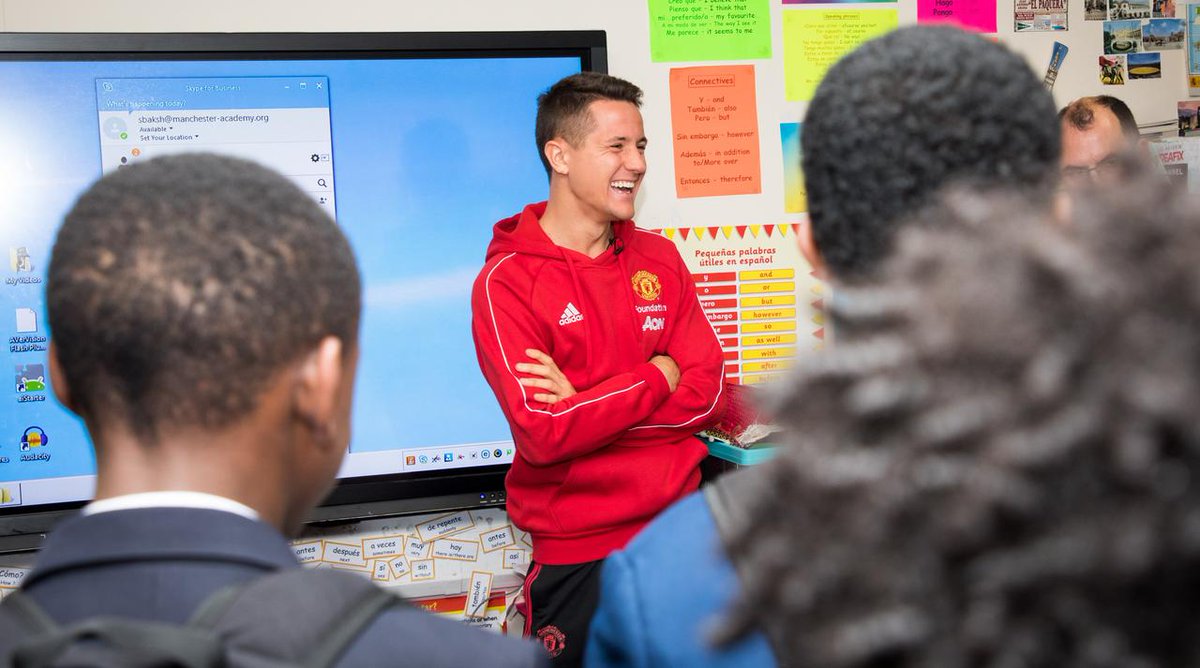 .@AnderHerrera pulled off the perfect Spanish surprise at Manchester Academy High School earlier in the week.
@MU_Foundation #MUFC
