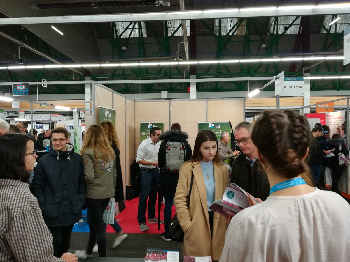 ScPoLyon's tweet photo. Dernier jour du salon @letudiant de @saint_etienne_! Nos équipes sont présentes sur le stand U2 pour répondre à vos questions, venez nous rencontrer ! #Parcoursup #orientation https://t.co/R98yUNFueZ