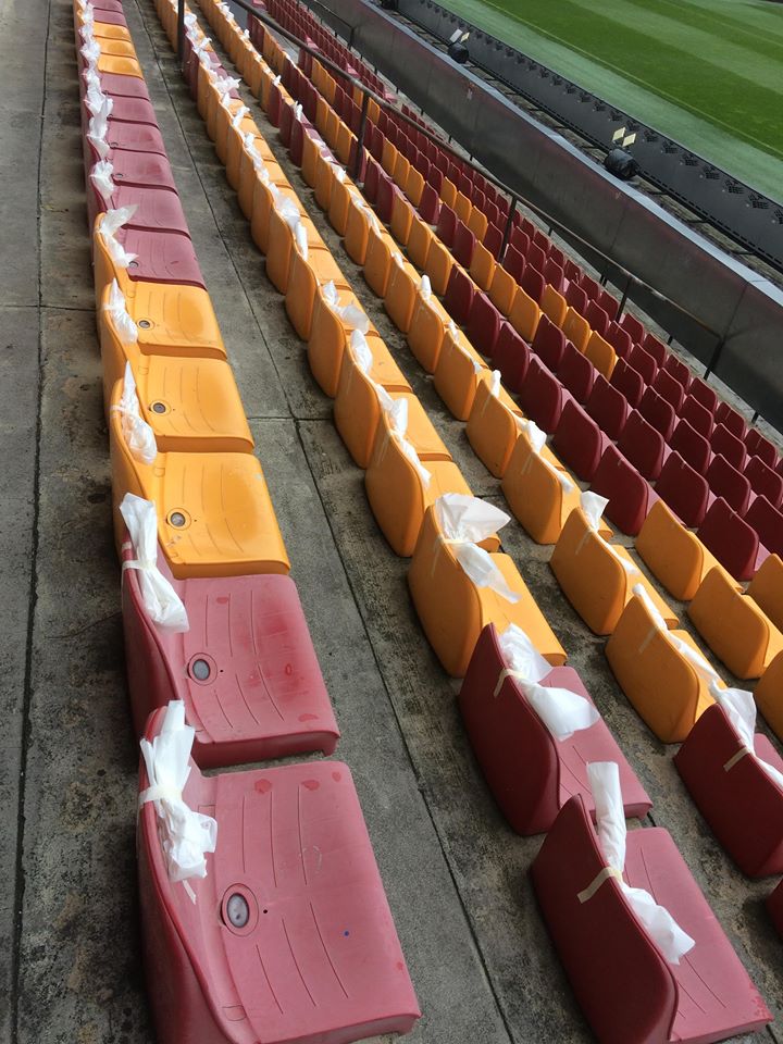 spartaforever's tweet photo. Díky všem, co právě pomáhají s přípravou chorea na protilehlé tribuně k dnešnímu slavnostnímu utkání! ⚽️💪💙💛❤️ #acsparta #125let #spartaforever https://t.co/nWQ6jQDBTe