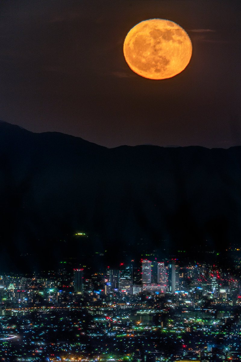 別所隆弘 Takahiro Bessho Ar Twitter 人間の錯覚ではあるんですが 低い所にある満月ってすごく大きく見えて ちょっと怖いですよね 700mmで夜景と一緒に撮ると その妖しさが際立ちます 縦構図なので ぜひクリックしてご覧になってください ほぼ満月 花火前