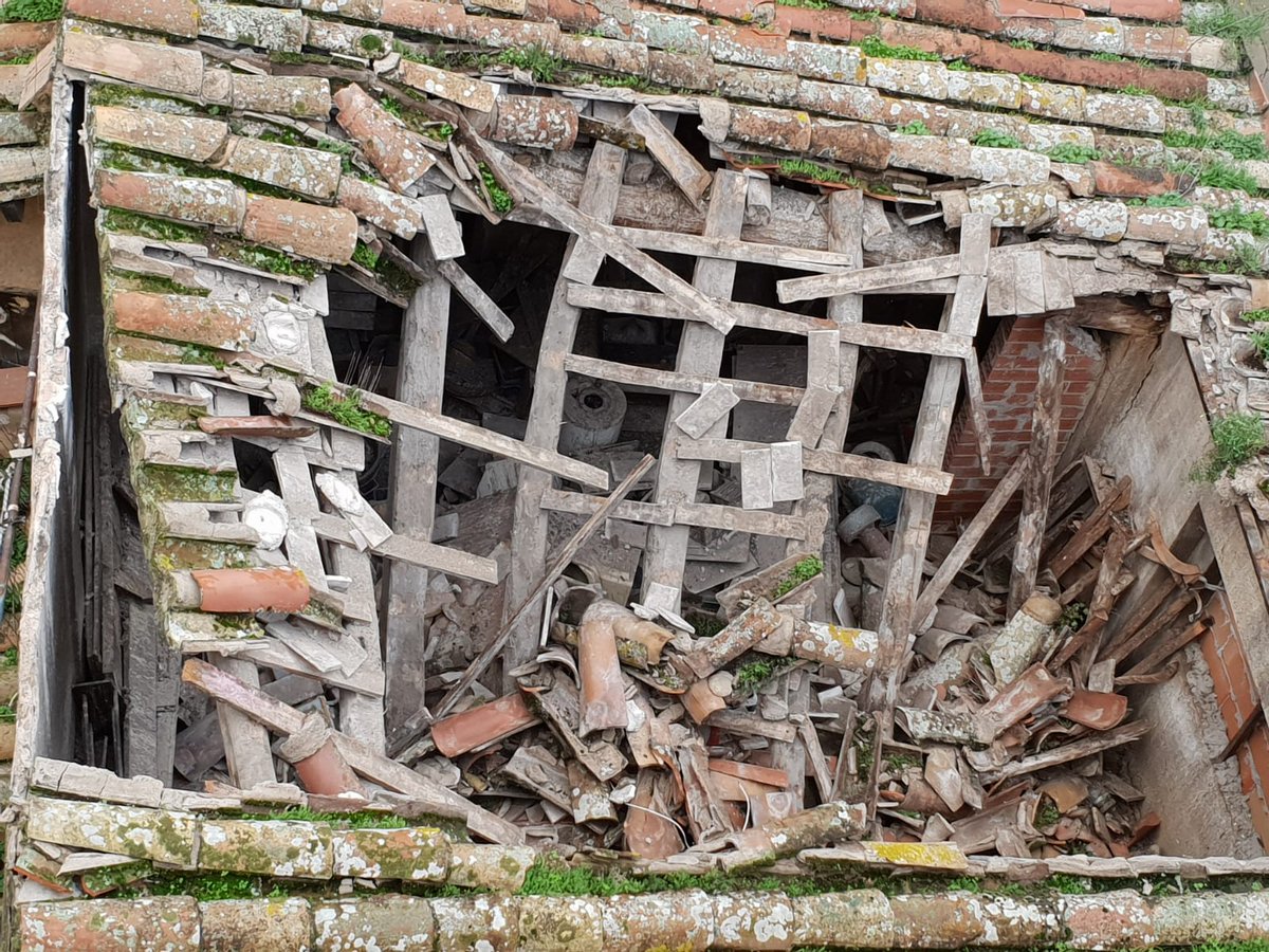 avbarrivell's tweet photo. Fa unes hores s'ha ensorrat la teulada de l'edifici de la Pujada Sant Domenec, 11. Propietat de la SAREB, porta anys degradant-se. Demanem que @girona_cat insti la propietat a actuar per garantir la seguretat de la zona o que ho faci el mateix ajuntament de forma preventiva https://t.co/2zFKtoG7xc