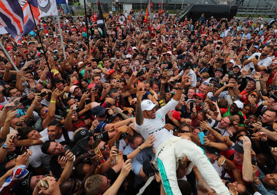 Team_LH's tweet photo. YES🏆🎉 @LewisHamilton wins the  #AbuDhabiGP as a #5xWC 🌟🌟🌟🌟🌟 SO proud to be a part of #TeamLH! 😊 A family of fans inspired by Lewis 🙌🏾🙌🏽🙌🏿! 2018 - a season of strength, dedication &amp; positivity. Congrats Lewis!!👑✌🏾🎉 Thank you  @MercedesAMGF1 🙏🏽💯 @ValtteriBottas🤜🏼🤛🏾 @F1 https://t.co/64WyntRXWR