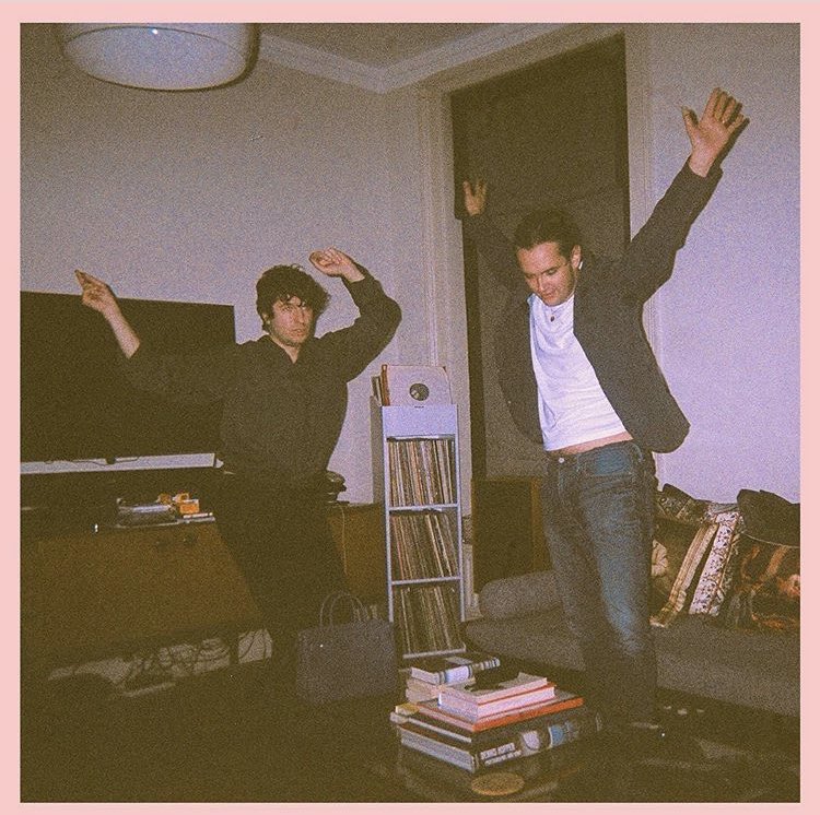 TheKooksES's tweet photo. 📸| Ellie Rose vía Instagram 

“*dancing queen comes on the stereo*” https://t.co/kHpvMEsulN