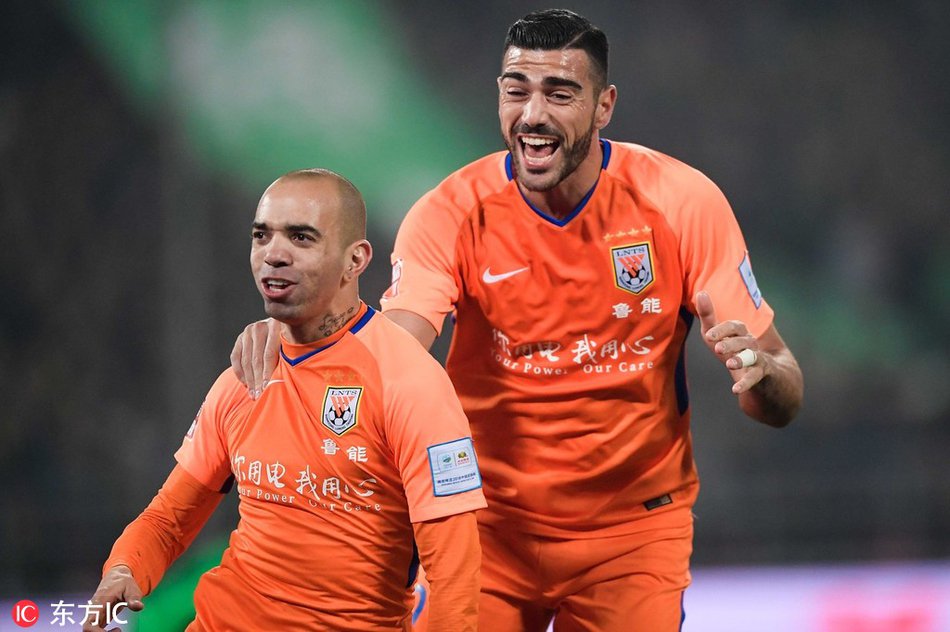 Superligachina's tweet photo. #Final #CopaCFA2018| Empate 1 (#Bakambu) : 1 (#Tardelli) en la ida de la final de copa disputada entre el #BeijingGuoan y el #ShandongLuneng. https://t.co/0q6quZcnfD